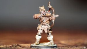 Fertig ausgedruckte und bemalte Heroforge-Figur eines Bogenschützen