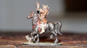 Fertig ausgedruckte und bemalte Heroforge-Figur eines Reiters mit Falken auf dem Arm und Katze am Boden