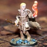 Fertig ausgedruckte und bemalte Heroforge-Figur eines Zauberers mit Flamme in der Hand