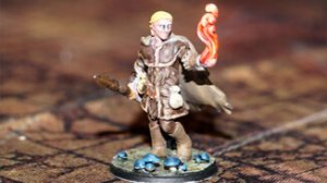 Fertig ausgedruckte und bemalte Heroforge-Figur eines Zauberers mit Flamme in der Hand